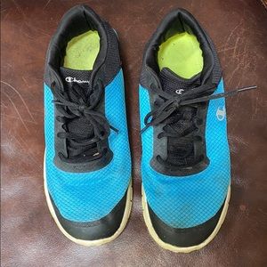 Blue and black tennis shoes